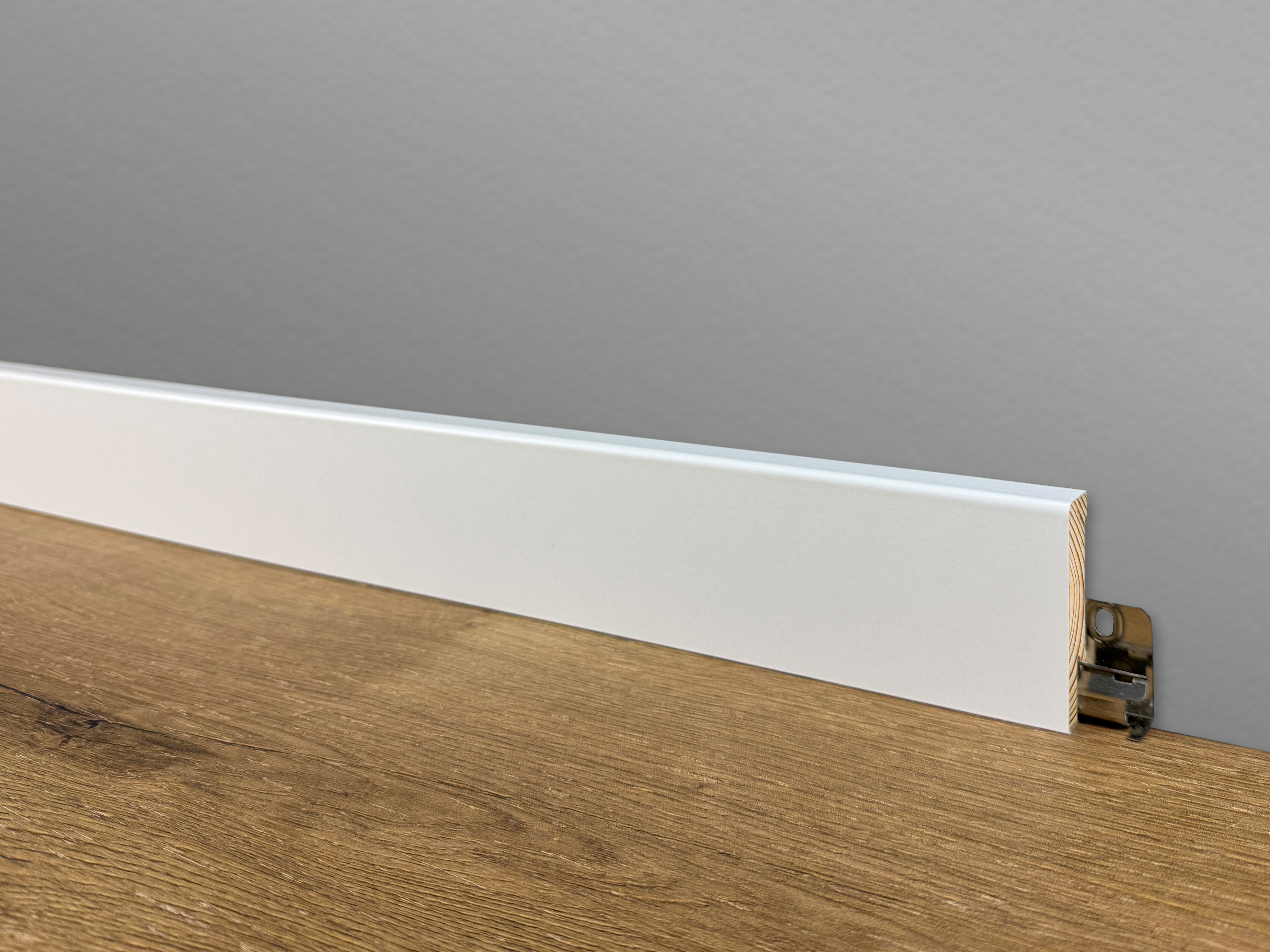TRECOR® weisse Holz Sockelleiste 16 x 58 mm in RAL 9016 - CLIPSTAR Fräsung