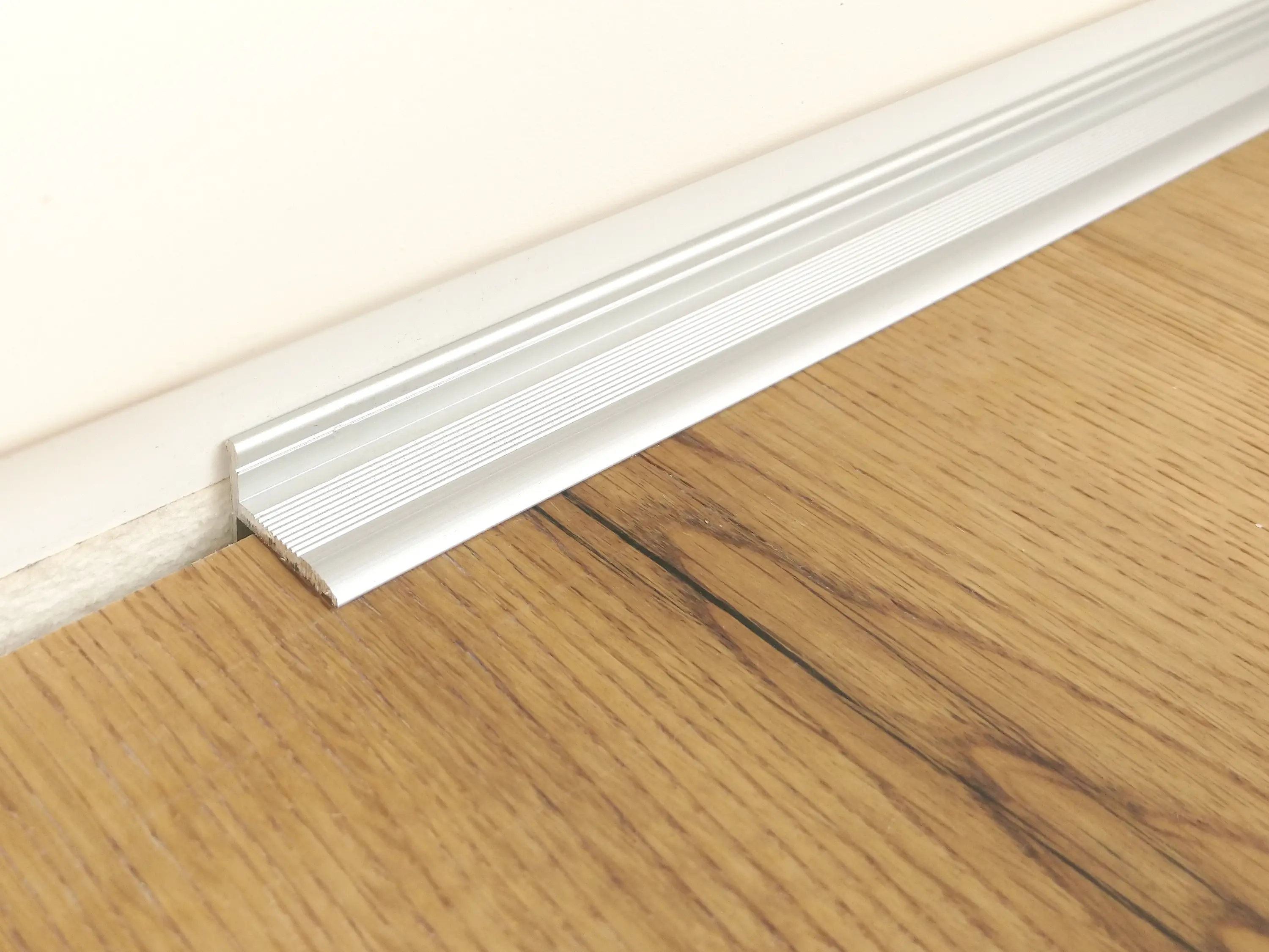 ufitec® Sockelprofil SK, Abschluss an Balkon- und Terassentüren, Dekor: Ahorn, Länge: 90 cm
