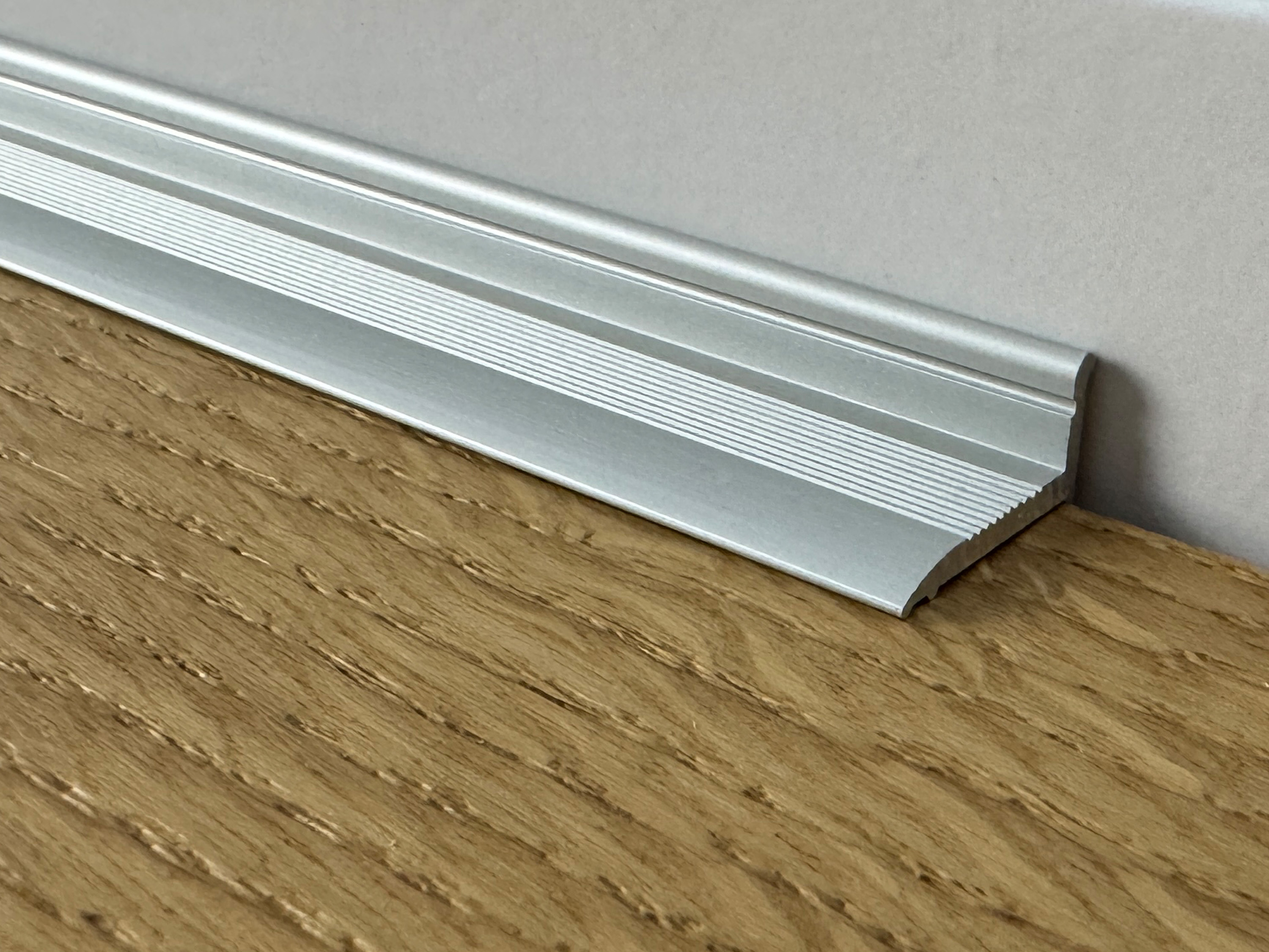 ufitec® Sockelprofil SK für den perfekten Abschluß an Balkon- und Terassentüren, Silber eloxiert