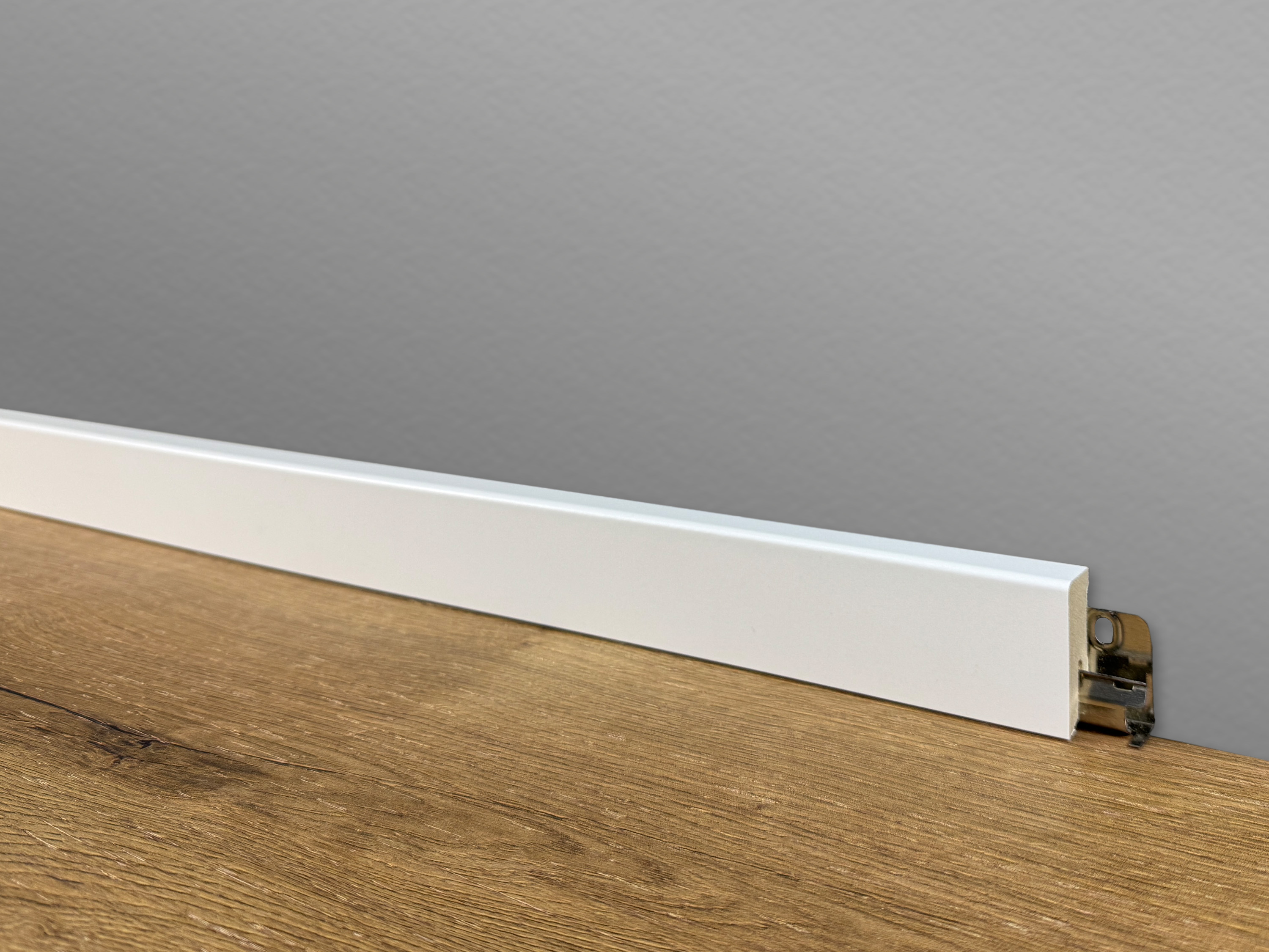 TRECOR® weisse Sockelleiste Fußleiste modern Cube 16 x 40 mm in Weiß RAL 9016 - CLIPSTAR Fräsung