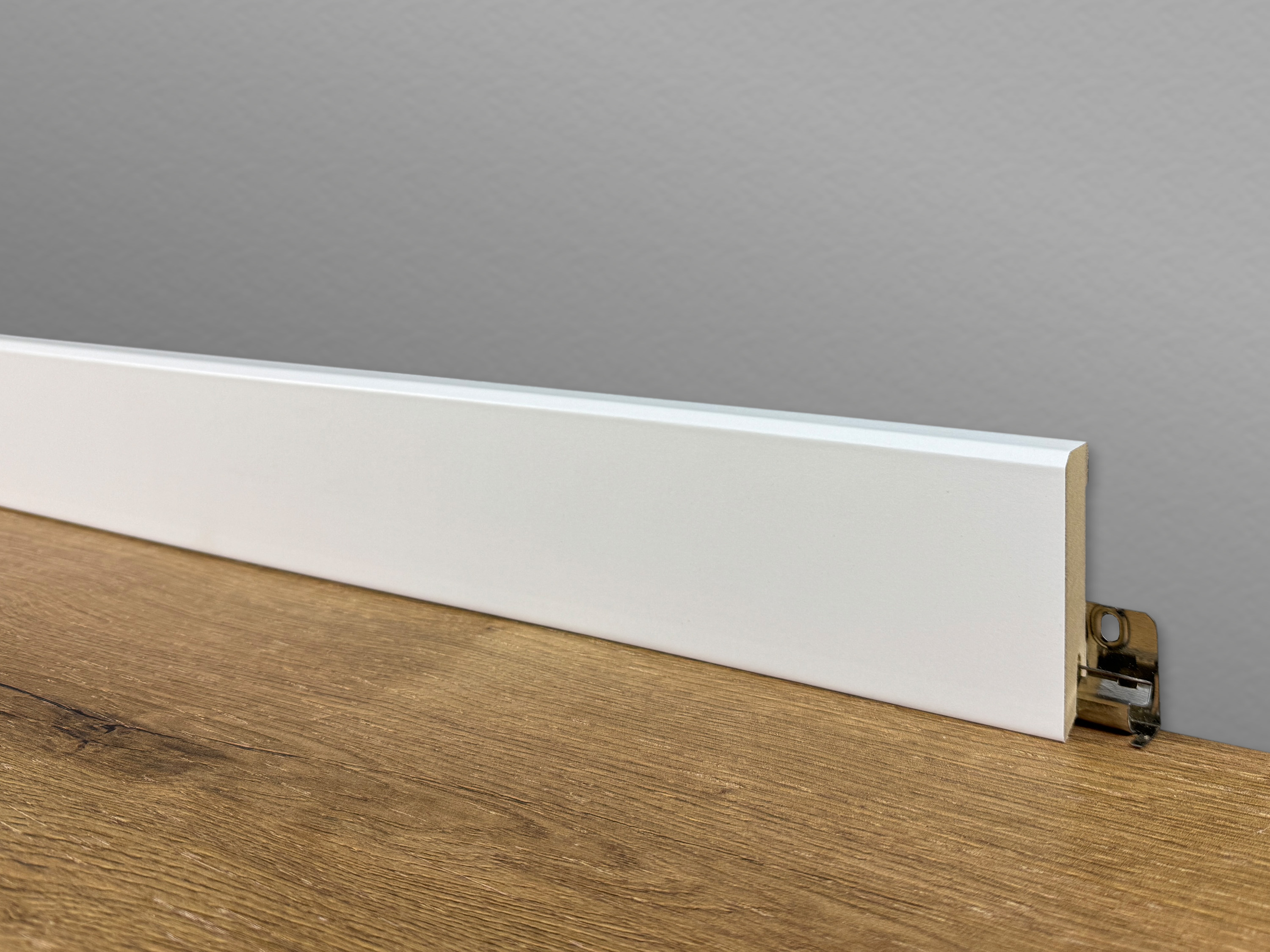 TRECOR® CUBE Sockelleiste, Fußleiste 18 x 70 mm in Weiß RAL 9016 - CLIPSTAR Fräsung