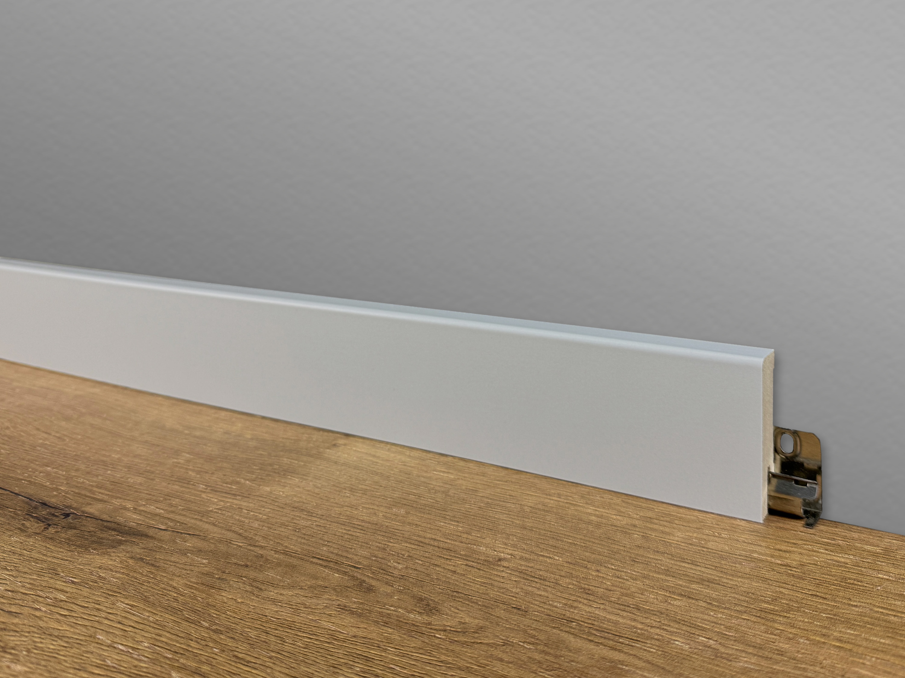 Sockelleiste Lichtgrau CUBE Fußleiste 16 x 58 mm in Lichtgrau RAL 7035 - CLIPSTAR Fräsung